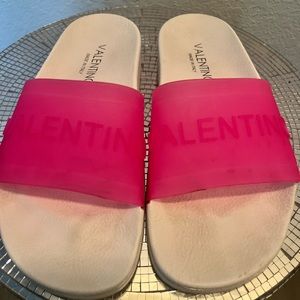 HOT PINK VALENTINO POOL SLIDES FOR SALE!! 🌸🌸